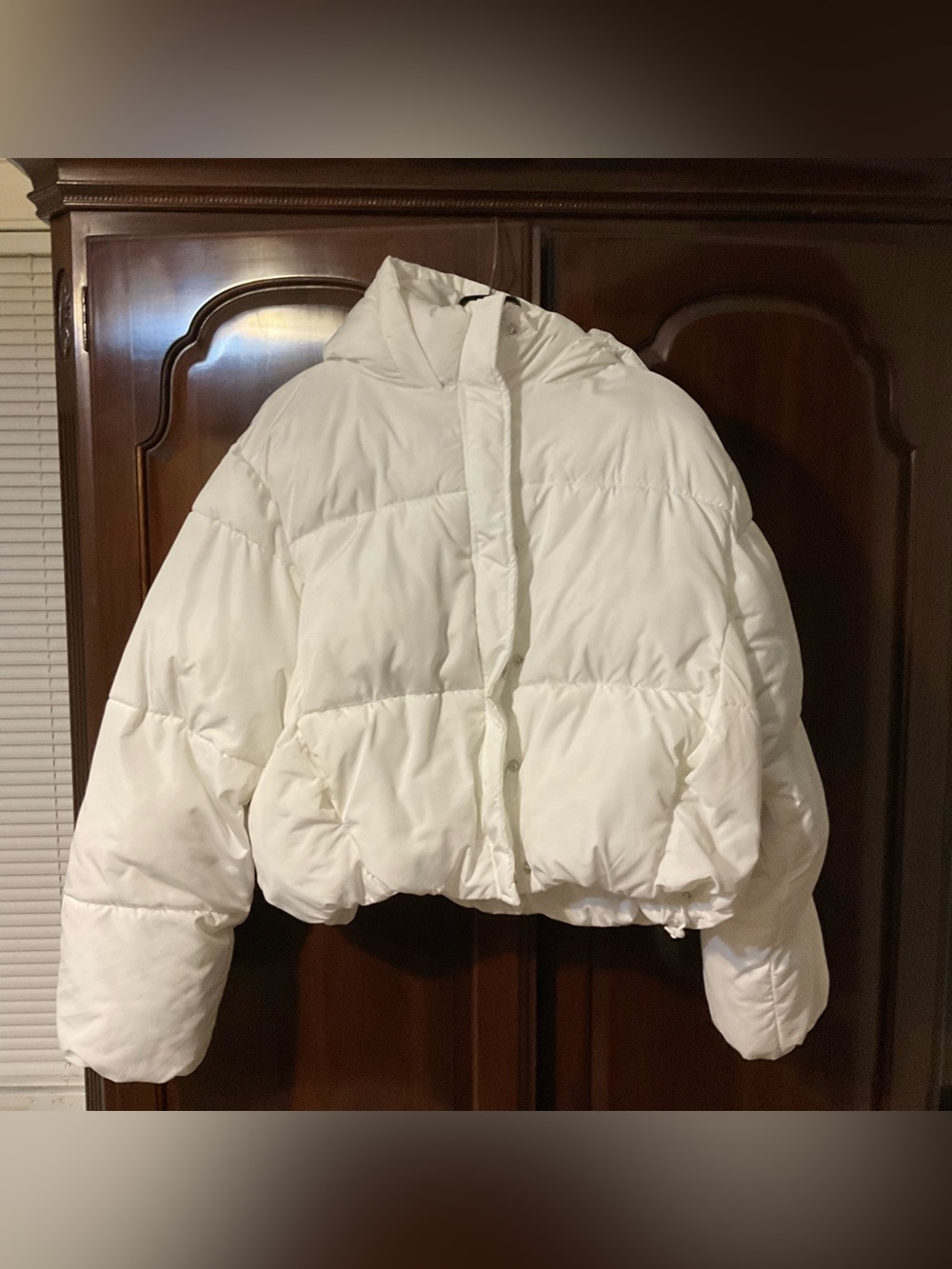 NWOT Forever 21 white puffer coat with hood, zip & snap closure, cropped, size L